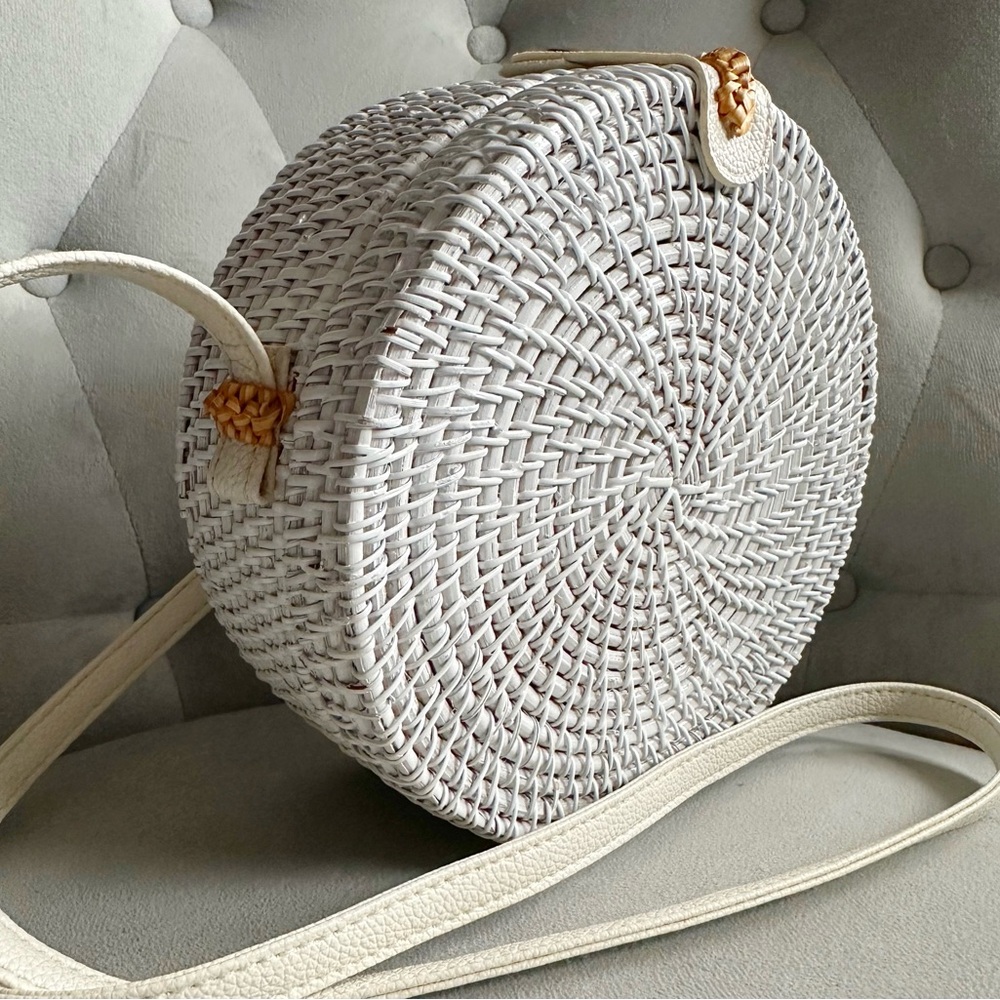 WHITE ROUND CROSSBODY BAG
